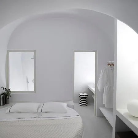 Elegant Santorini House Serenity Caldera Viewoutdoor Hot Tub Private Pool Oia Villa Tholos (Santorini)