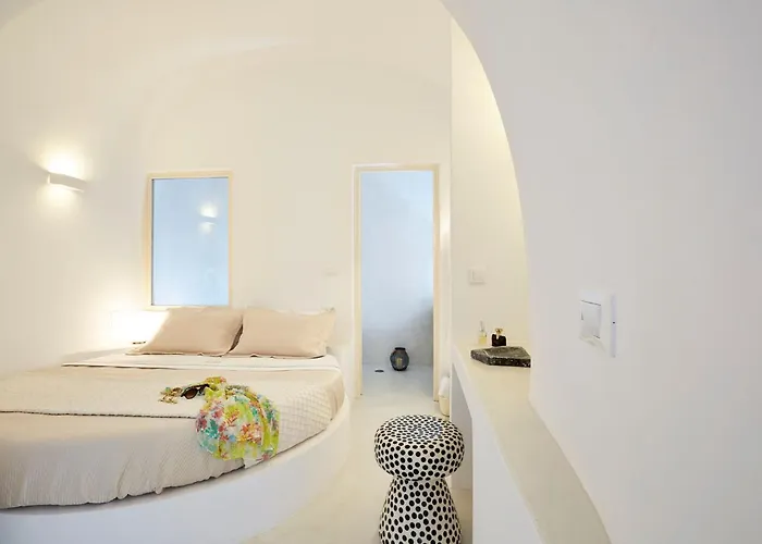 Elegant Santorini House Serenity Caldera View Outdoor Hot Tub *