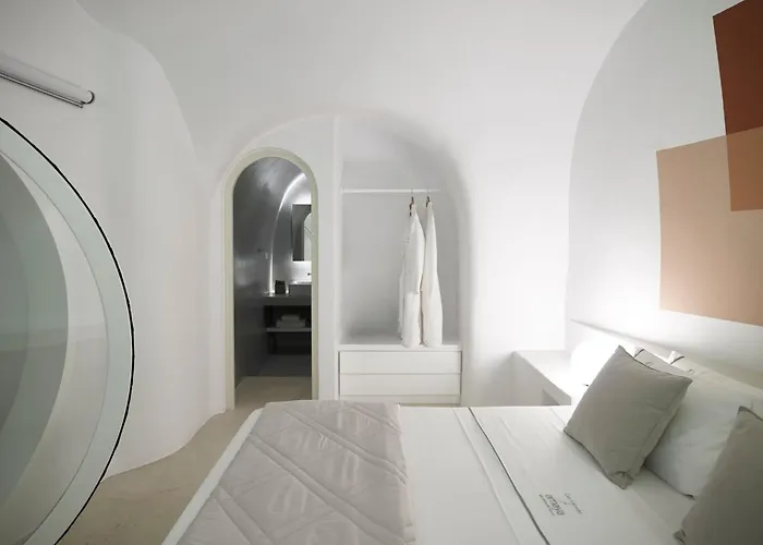 Elegant Santorini House Serenity Caldera View Outdoor Hot Tub Tholos (Santorini)