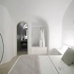 Elegant Santorini House Serenity Caldera View Outdoor Hot Tub Tholos (Santorini)